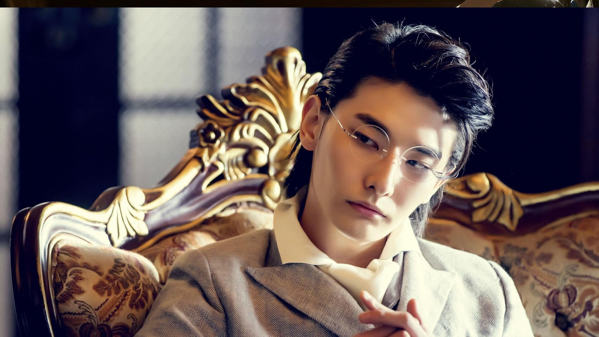 中锋回抢抢断后直塞形成助攻,中锋回防